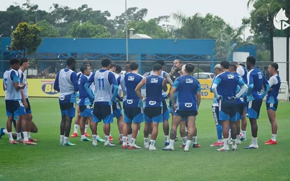 Elenco do Cruzeiro treinando na Toca II