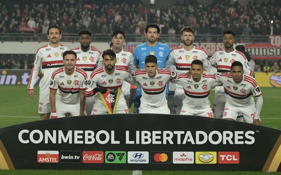 Elenco do Flamengo perfilado antes de enfrentar o Estudiantes pelo jogo de ida das semis da Libertadores