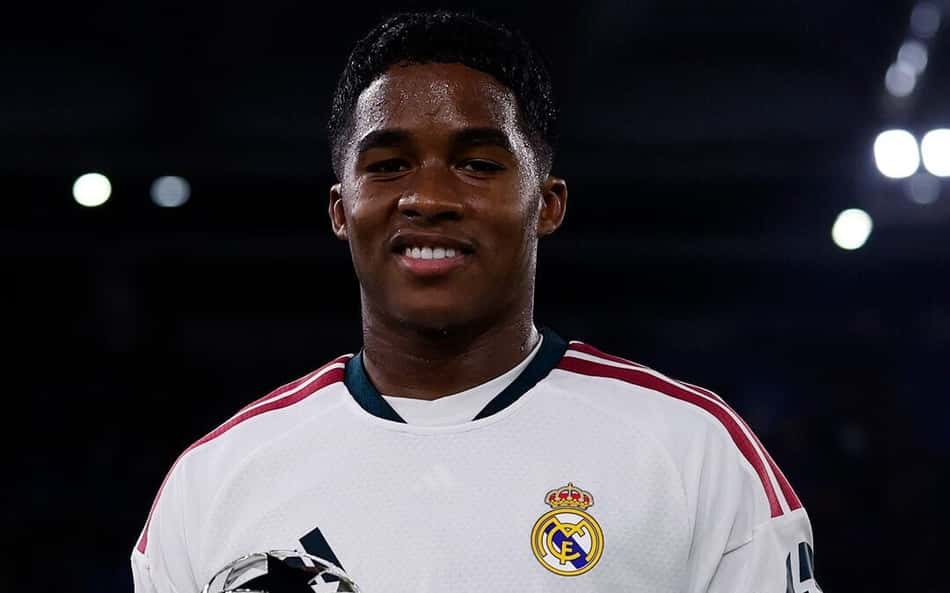 Endrick com o prêmio de melhor jogador da partida entre Roma e Real Madrid