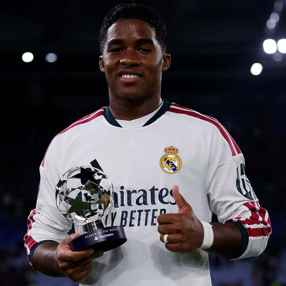 Endrick com o prêmio de melhor jogador da partida entre Roma e Real Madrid