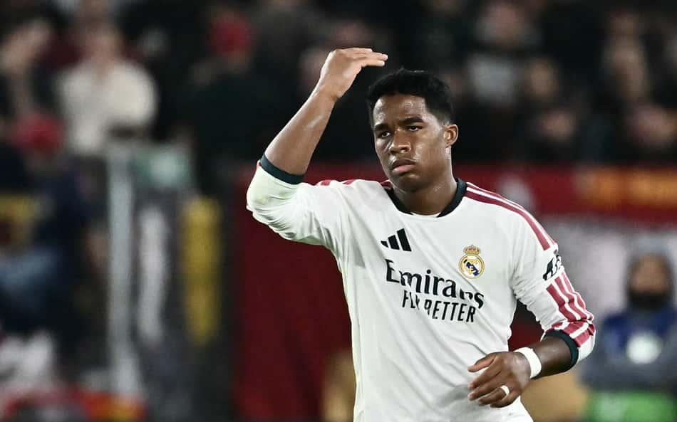 Endrick comemora gol marcado pelo Real Madrid contra a Roma na Champions League