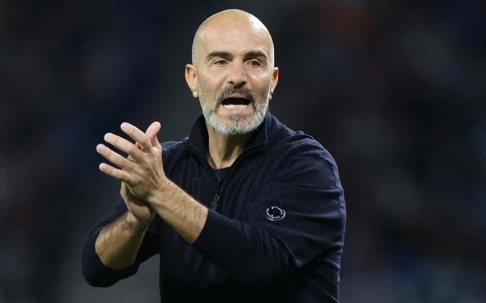 Enzo Maresca aplaude jogadores do Manchester City