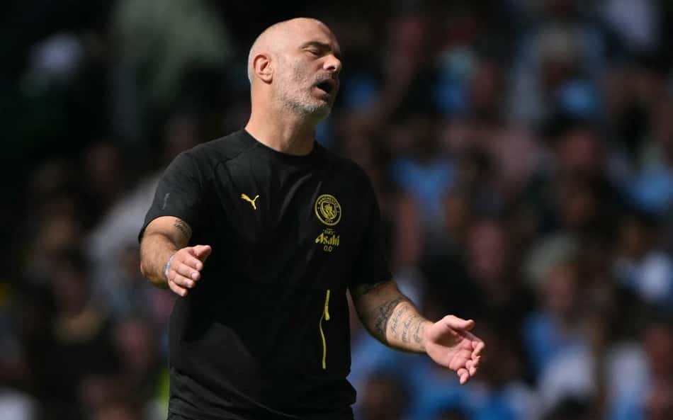 Enzo Maresca se lamenta durante jogo da Community Shield, no qual Manchester City foi derrotado pelo Arsenal