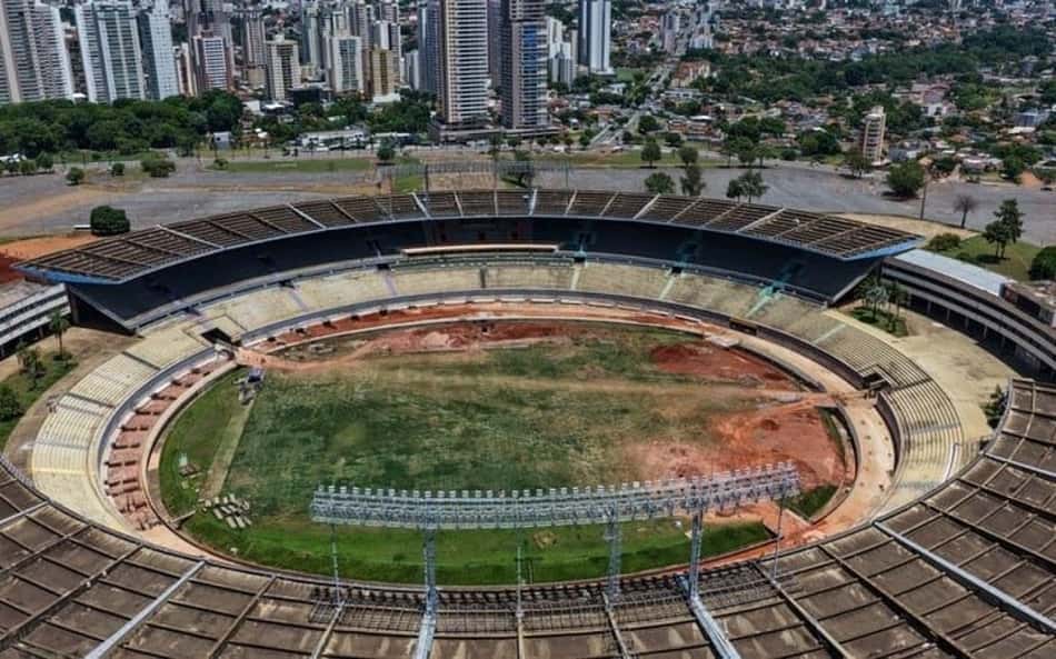 Estádio Serra Dourada visto de cima: campo central cercado por arquibancadas circulares, cidade ao fundo