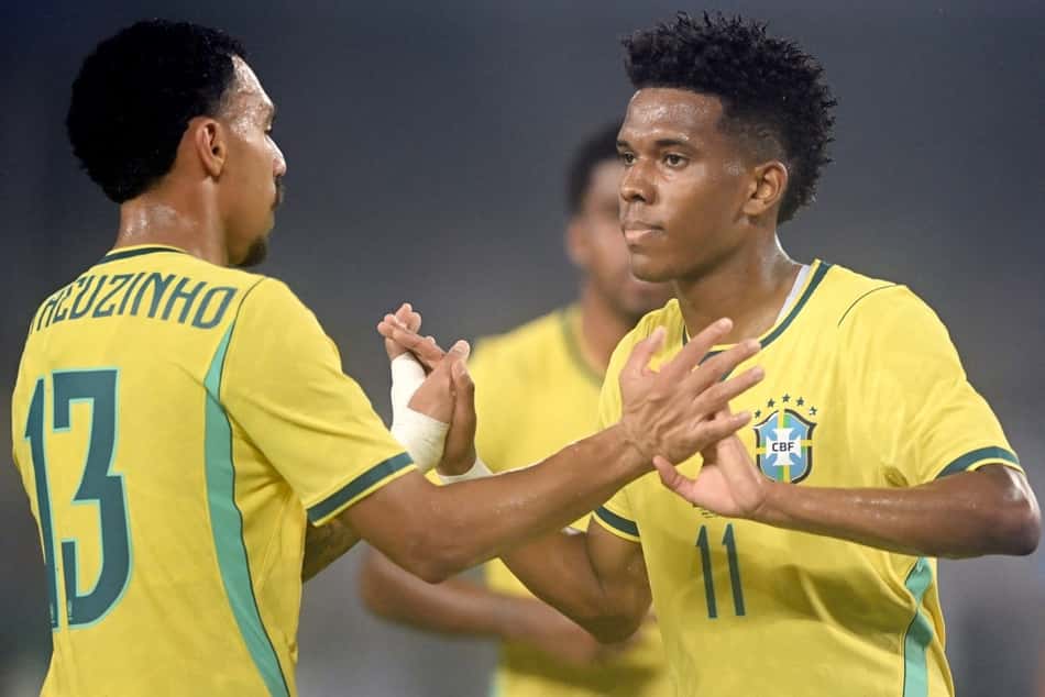 Estêvão comemora com Matheuzinho o primeiro gol do Brasil sobre a Índia