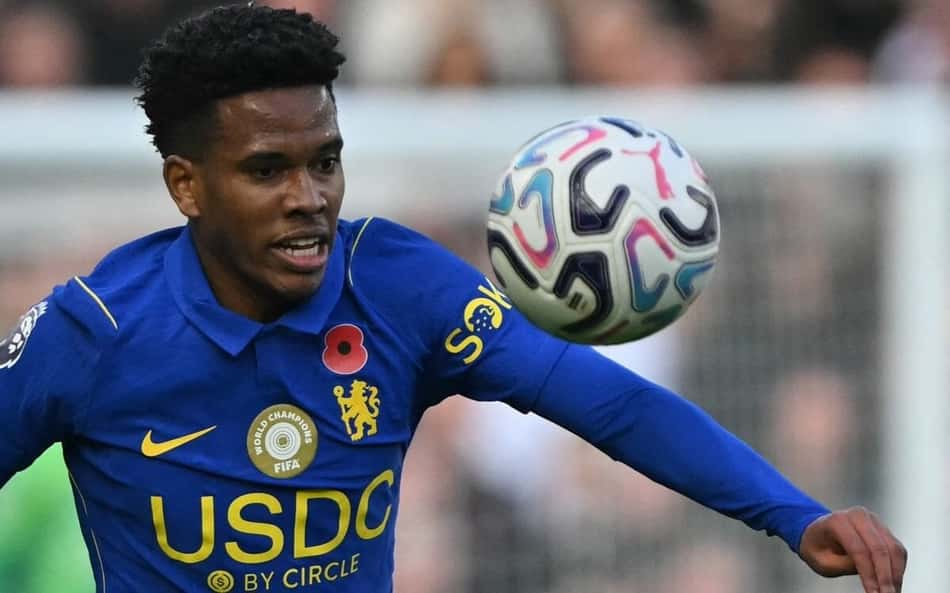 Estêvão domina a bola na vitória do Chelsea sobre o Manchester United