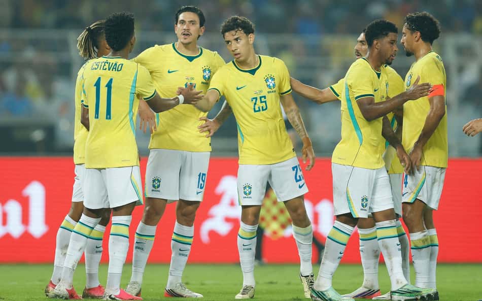 Estêvão é celebrado ao abrir o placar para o Brasil contra a Índia