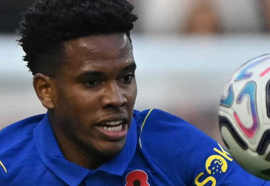 Estêvão olha para a bola no duelo entre Chelsea e Manchester United, pela Premier League