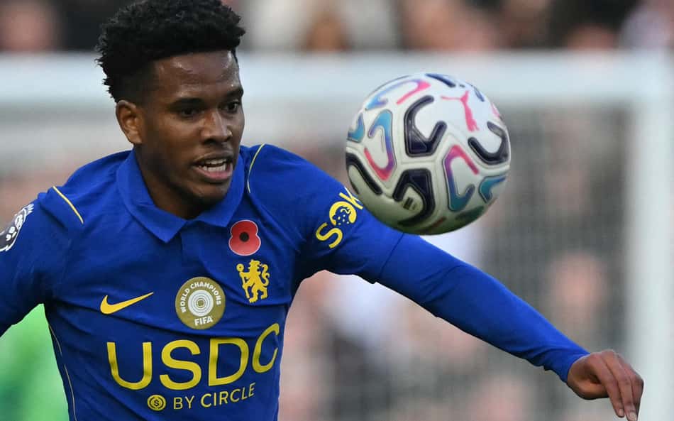 Estêvão olha para a bola no duelo entre Chelsea e Manchester United, pela Premier League