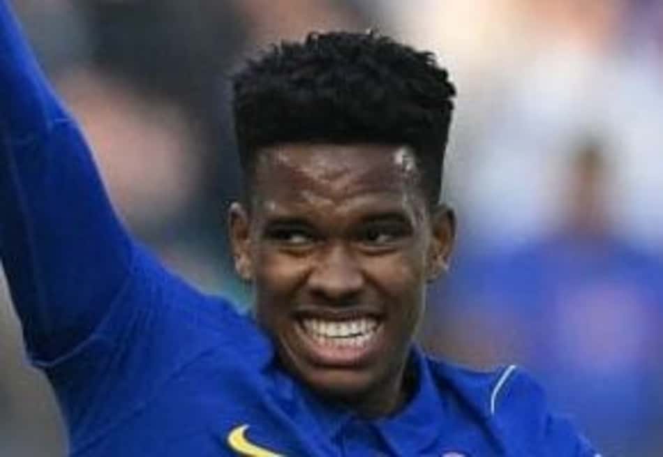 Estêvão pede falta na partida entre Chelsea e Manchester United