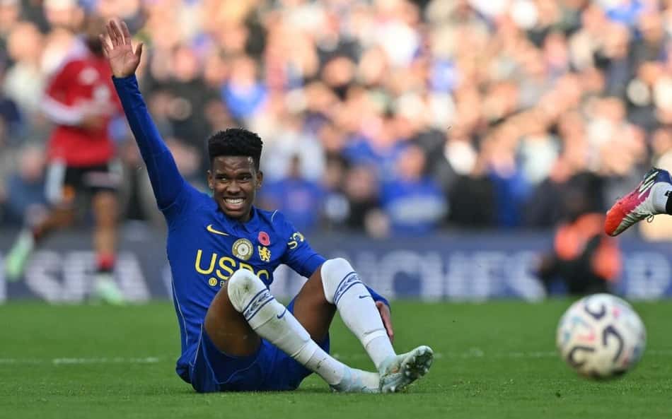 Estêvão pede falta na partida entre Chelsea e Manchester United