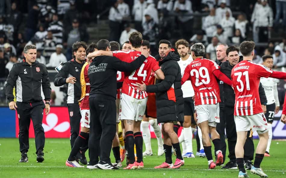 Estudiantes celebra classificação diante do Corinthians nas quartas de final da Libertadores