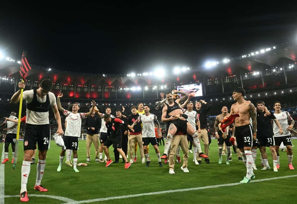 Estudiantes comemora classificação contra o Flamengo no Maracanã
