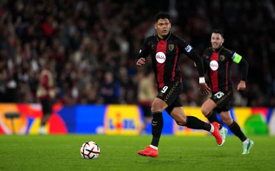 Evanilson chama atenção em vitória do Bournemouth: 'Noite histórica'