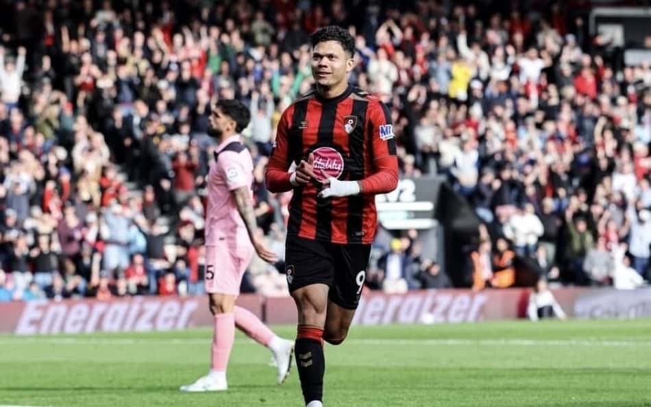 Brasileiro atinge marco histórico durante partida contra Sunderland, com torcedores ao fundo. (Foto: Divulgação/AFC Bournemouth)