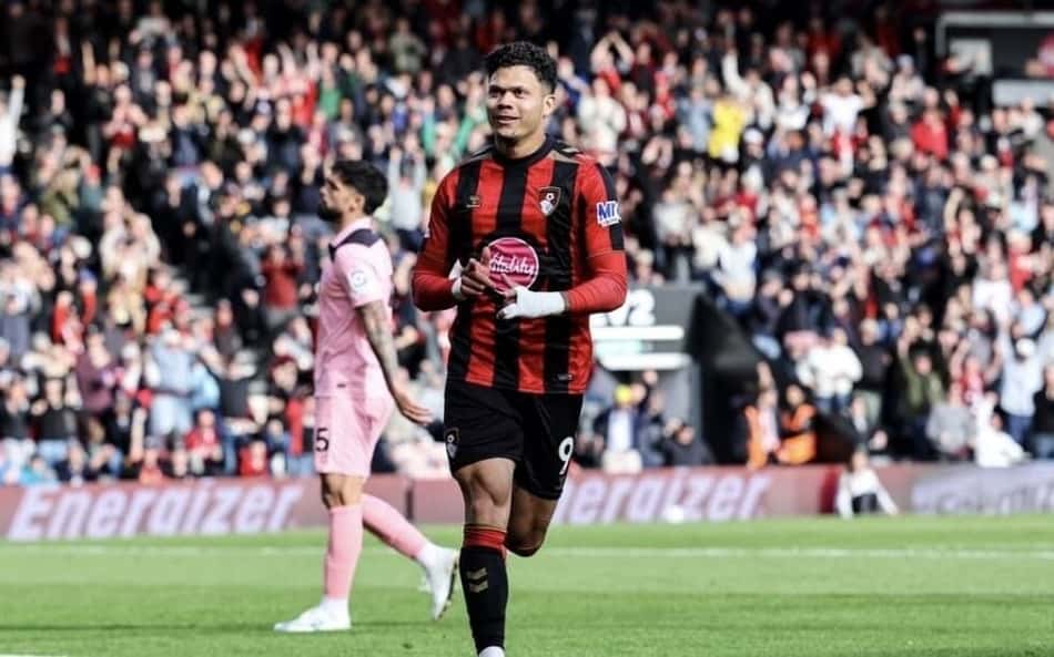 Brasileiro atinge marco histórico durante partida contra Sunderland, com torcedores ao fundo. (Foto: Divulgação/AFC Bournemouth)