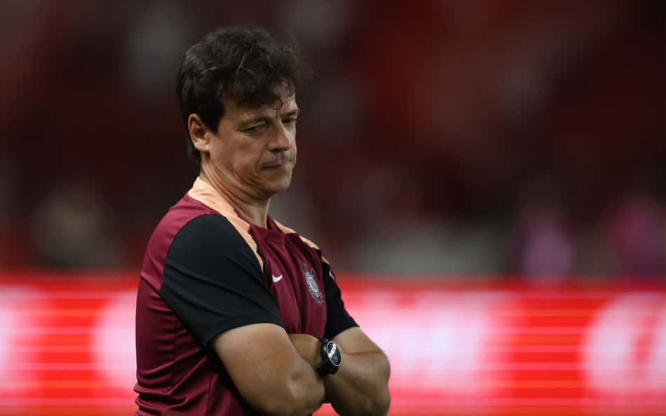 Torcedores do Corinthians mandam recado a Fernando Diniz após derrota