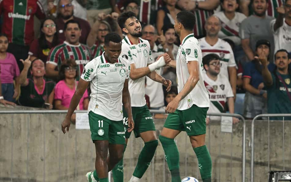 Time do Palmeiras comemorando