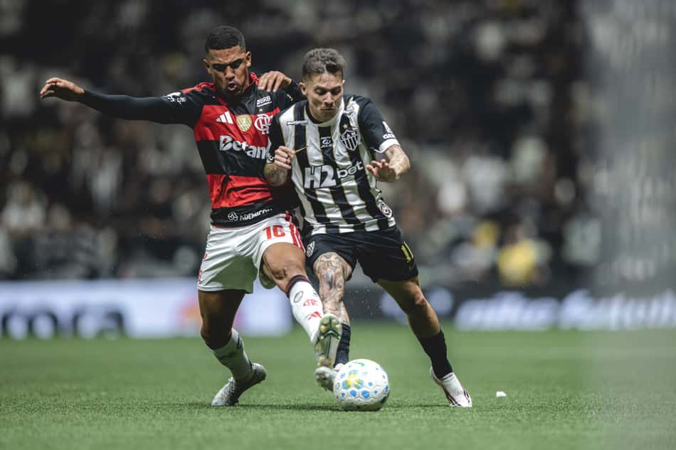 Flamengo e Atlético Mineiro disputam a bola em campo pelo Brasileirão.
