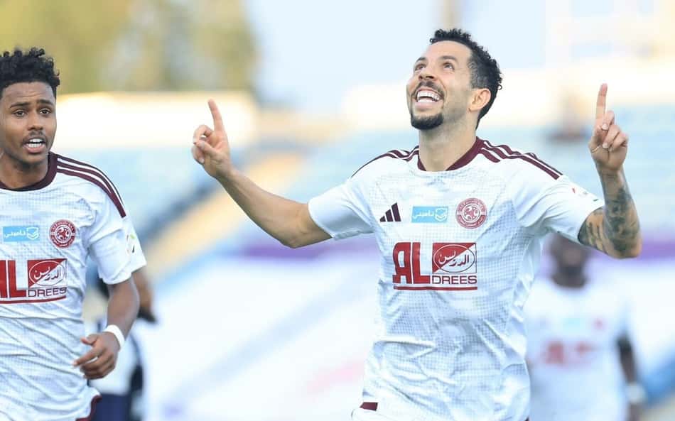 Flávio Medeiros do Al Faisaly comemorando gol