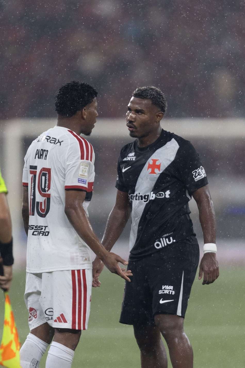 Nilton (Vasco) e Plata (Flamengo) se cumprimentam no Fla x Vas, sob chuva.