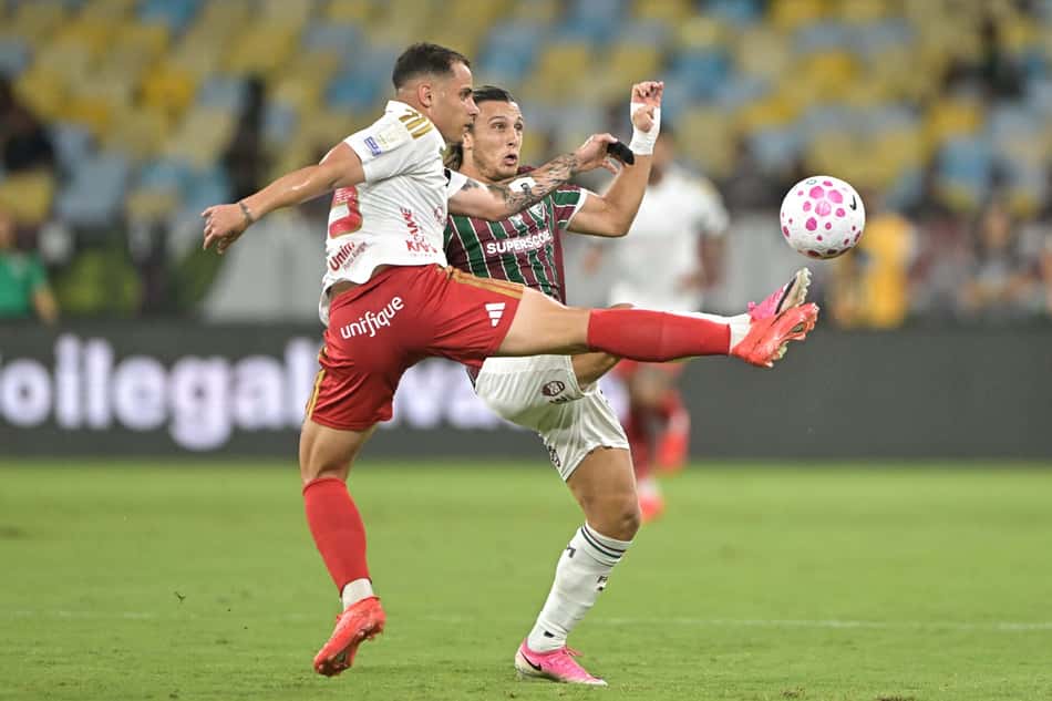 Partida entre Fluminense e Internacional; jogadores disputam a bola no ar.