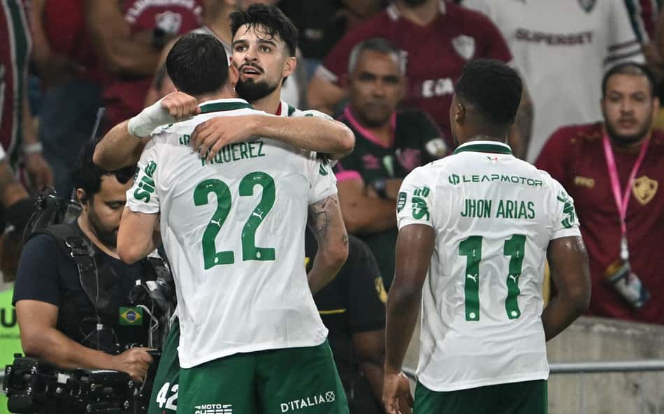 Flaco López abraçado com jogadores do Palmeiras