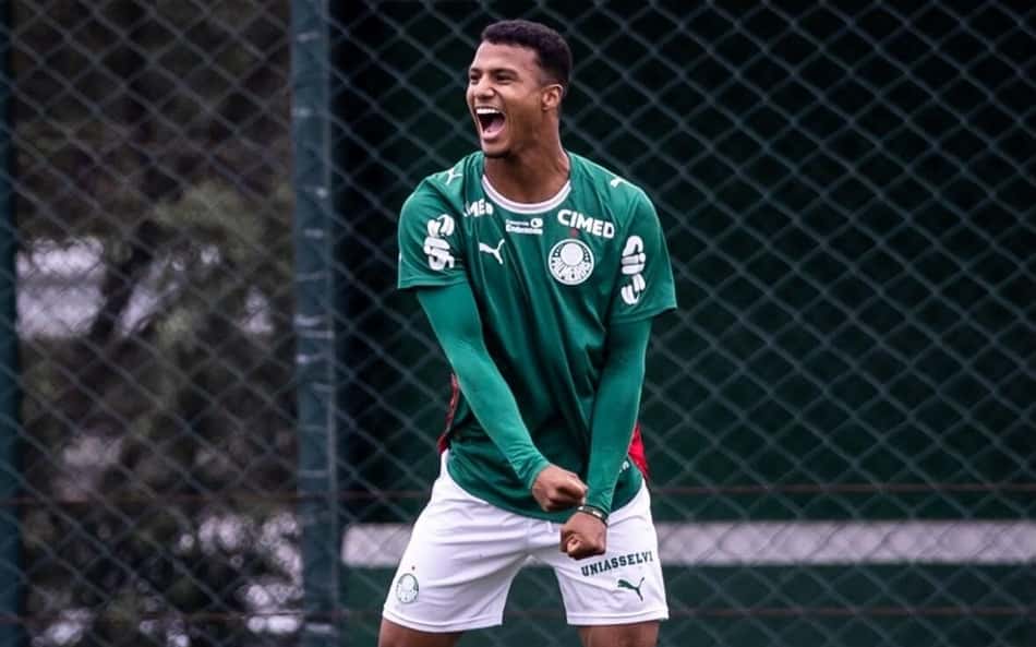 Fabiano comemora fol pelo Palmeiras com a boca aberta