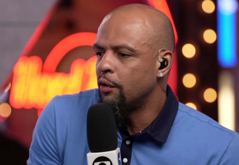 Felipe Melo com microfone da Globo na mão durante a Copa do Mundo