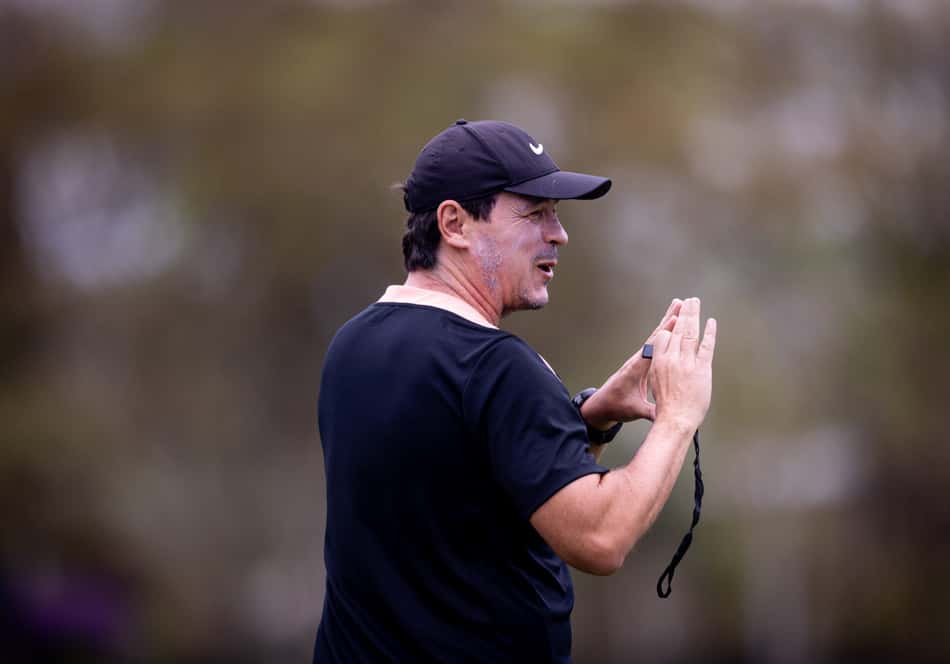Fernando Diniz durante trabalho no Corinthians