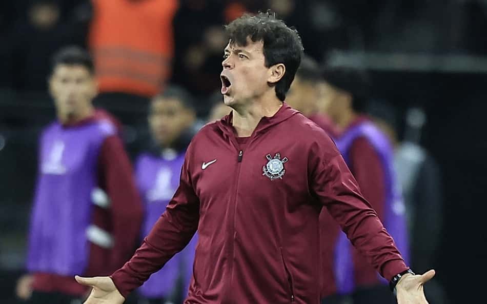Fernando Diniz durante a partida entre Corinthians x Estudiantes