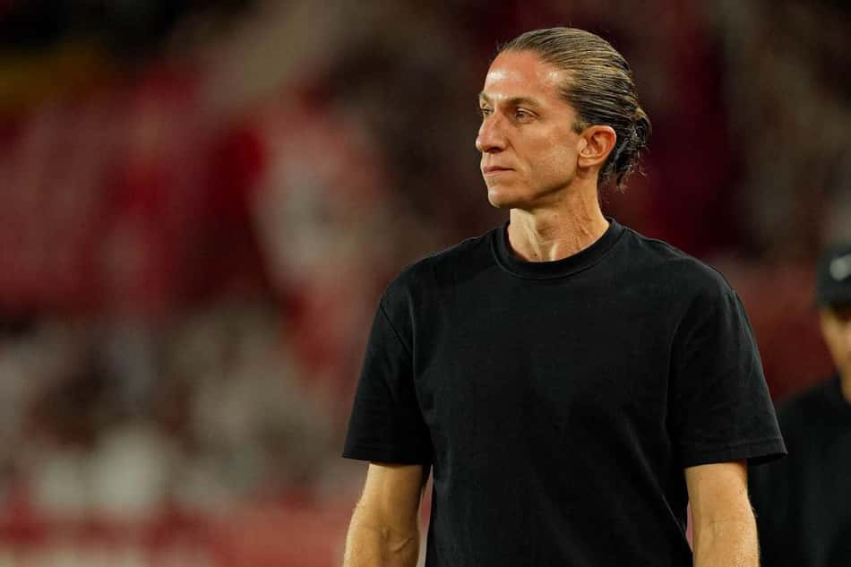Filipe Luís Monaco em campo, vestindo preto, em estádio