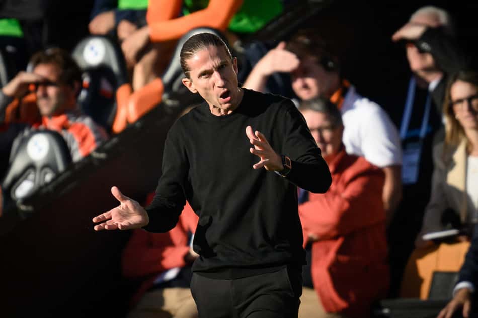 Filipe Luís orienta jogadores do Monaco no jogo contra o Lorient, pela Ligue 1