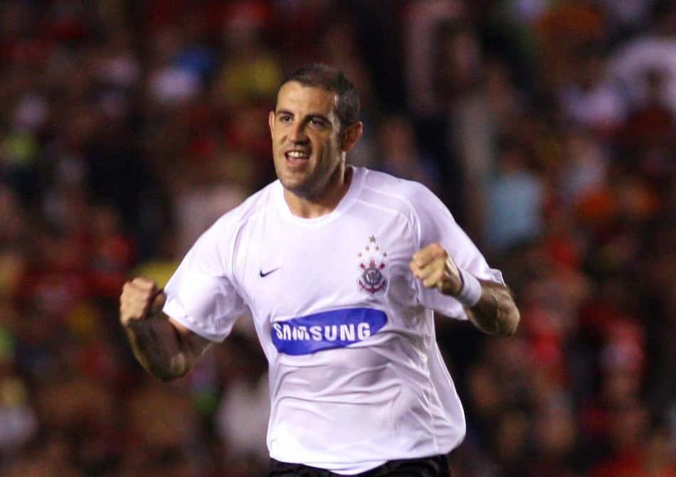 Finazzi celebra gol em jogo de futebol, camisa branca com o logotipo Samsung.