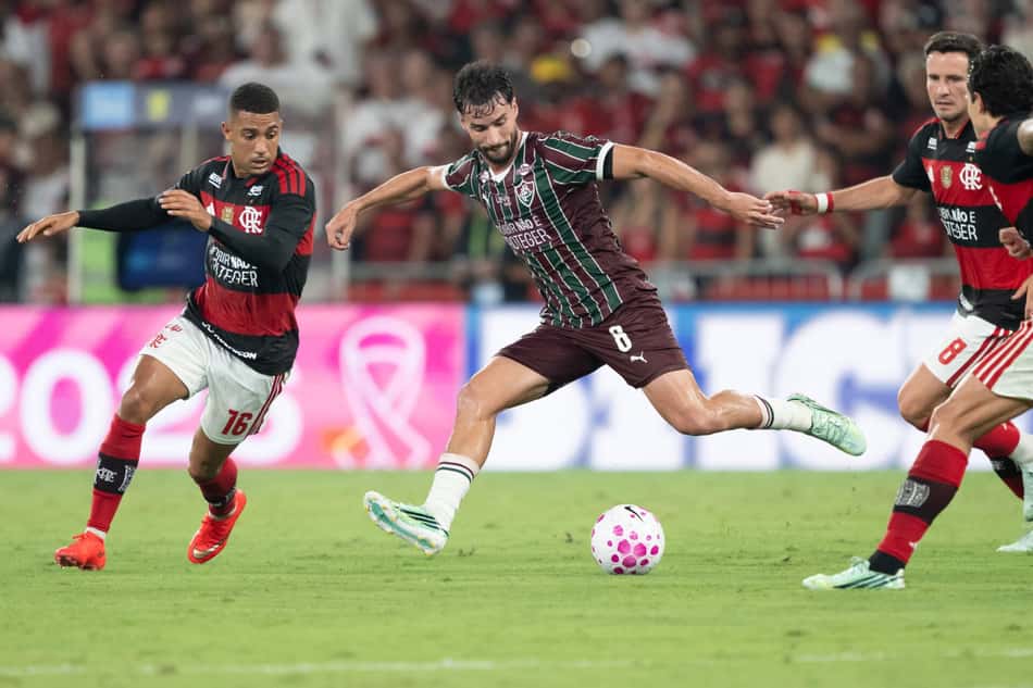 Samuel Lino e Martinelli em ação durante Flamengo e Fluminense, pelo Campeonato Brasileiro