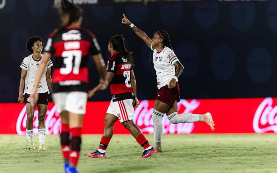 Flamengo e Fluminense se enfrentando no jogo de ida das quartas da Copa do Brasil Feminina