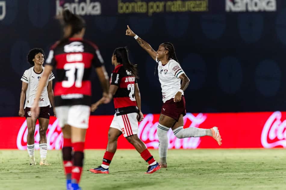 Flamengo e Fluminense se enfrentando no jogo de ida das quartas da Copa do Brasil Feminina