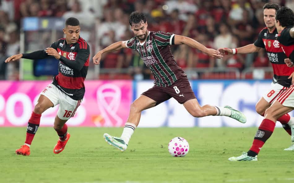 Samuel Lino e Martinelli em ação durante Flamengo e Fluminense, pelo Campeonato Brasileiro