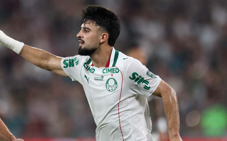 Dois jogadores do Palmeiras comemoram o primeiro gol contra o Fluminense.