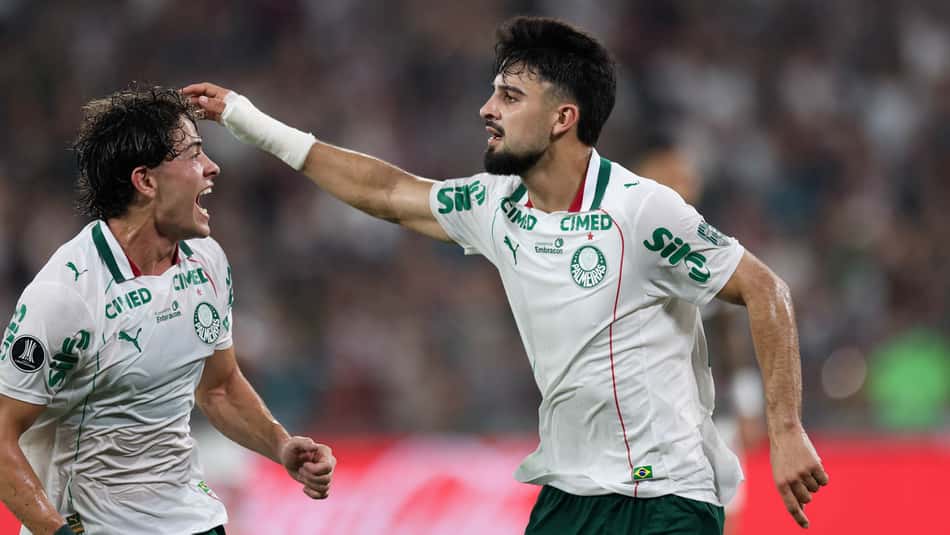 Dois jogadores do Palmeiras comemoram o primeiro gol contra o Fluminense.