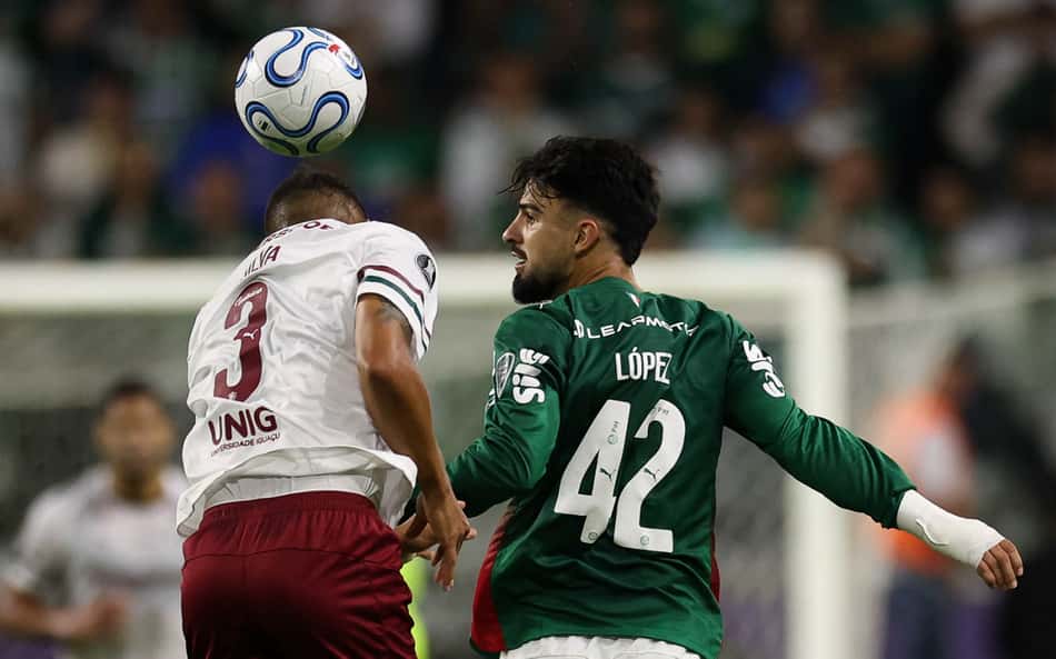 Flaco Lopez disputa a bola com Thiago Silva no jogo entre Palmeiras e Fluminense na Libertadores (Foto: Cesar Greco/Palmeiras)