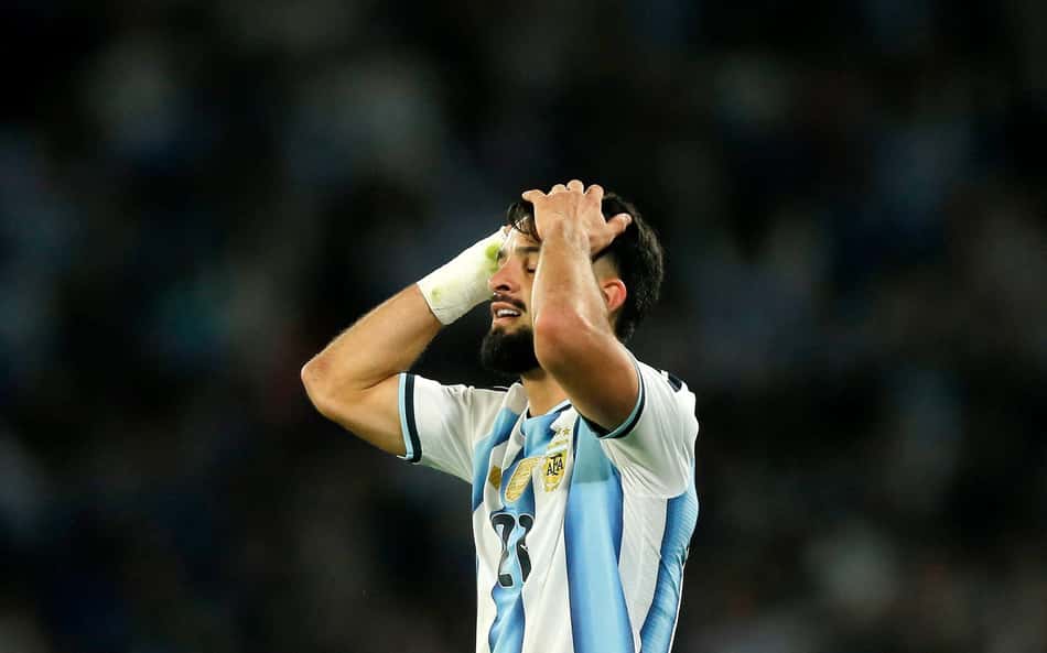 Flaco López põe as mãos na cabeça no amistoso entre Argentina e Bolívia