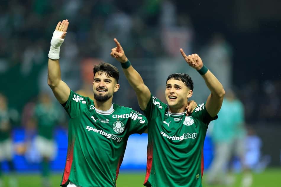 Flaco López e Ramon Sosa, do Palmeiras celebram no campo, braços erguidos.