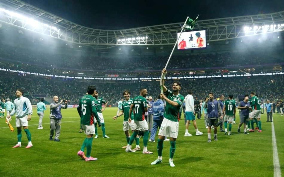 Flaco López segurando bandeira em comemoração da classificação à final da Libertadores