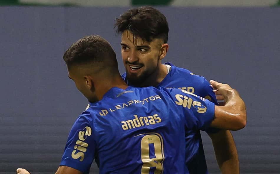 Flaco López celebra com Andreas Pereira o gol do triunfo do Palmeiras sobre o Bahia