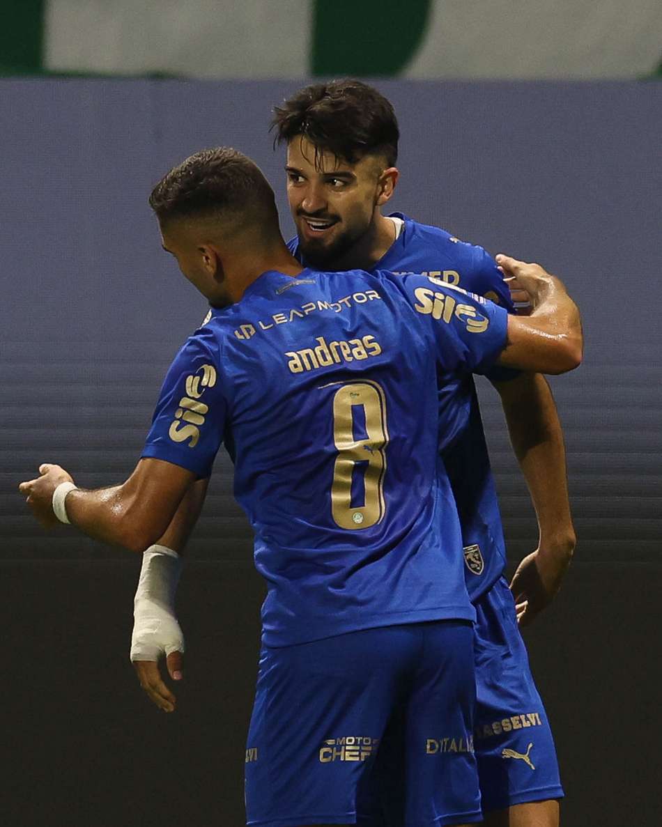 Flaco López celebra com Andreas Pereira o gol do triunfo do Palmeiras sobre o Bahia