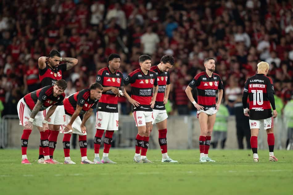 Flamengo x Estudiantes, Copa Libertadores 2026, jogadores rubro-negros lamentam derrota nos penaltis no Maracanã.