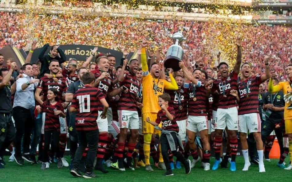Jogadores do Flamengo com a taça da Libertadores
