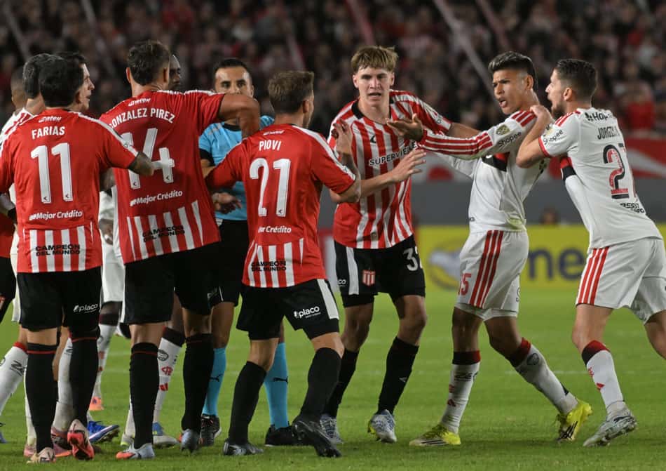 Jogadores de Estudiantes e Flamengo em La Plata