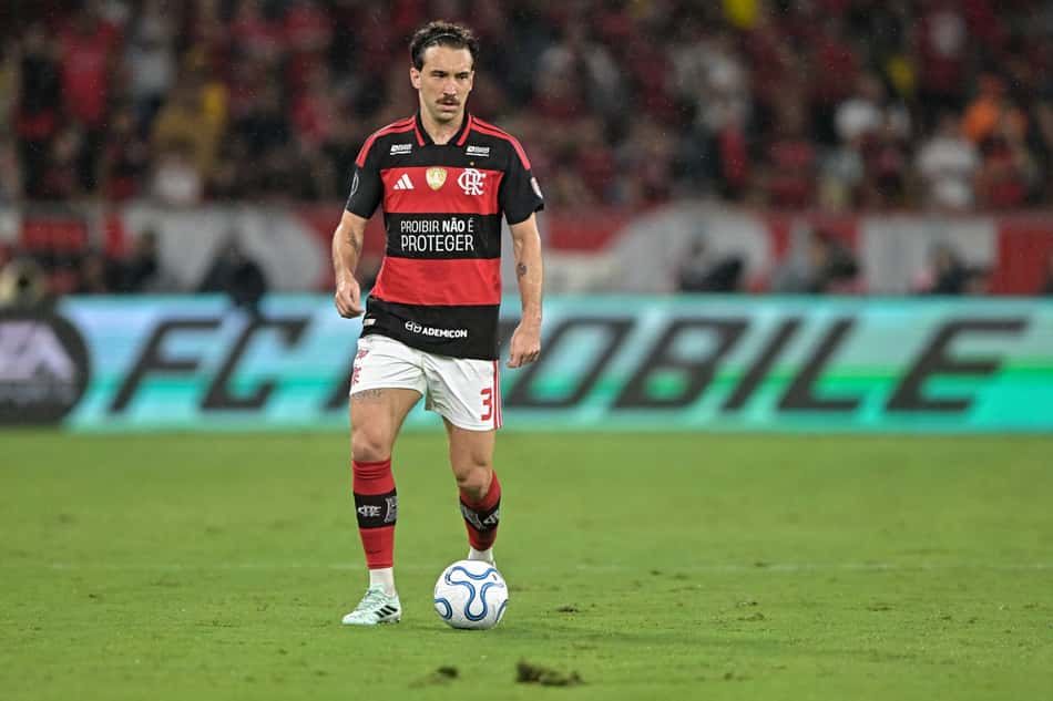Flamengo enfrenta o atlético mineiro nesta segunda-feira (26) (Foto: Thiago Ribeiro/AGIF/Folhapress)